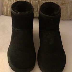 Short Black UGGS, Size 8
